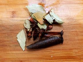 八角桂皮香叶淘洗干净