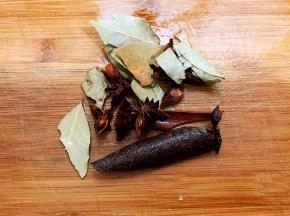 八角桂皮香叶淘洗干净