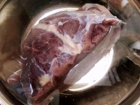 牛腱子肉微解冻后用清水浸泡一个小时泡出血水