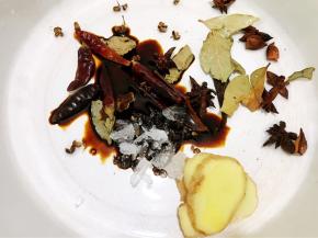 加入冰糖和老抽