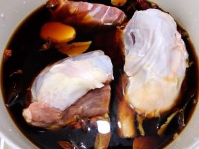 把沥干水的牛肉放入锅里