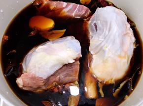 把沥干水的牛肉放入锅里