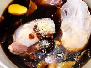 加入鸡粉和蚝油，这时可以放入清洗干净的鸡蛋