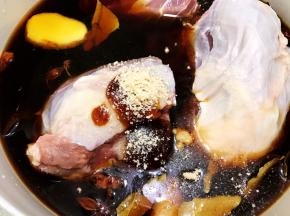加入鸡粉和蚝油，这时可以放入清洗干净的鸡蛋