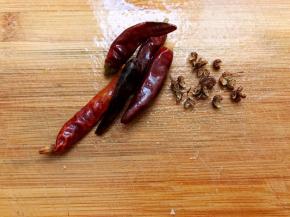 干辣椒和花椒粒也冲洗干净