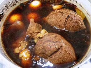 等鸡蛋煮熟后用勺子敲破方便入味
卤至牛肉能用筷子插入即可