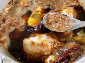 大火滚开后撇去浮末，转小火盖上盖子