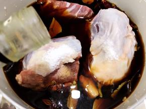 加入料酒和盐，盐要稍微多点才能入味