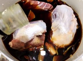 加入料酒和盐，盐要稍微多点才能入味