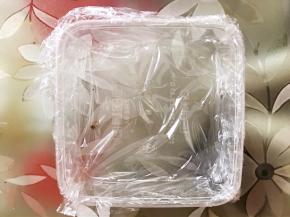 我用的方形保鲜盒里面放上保鲜膜