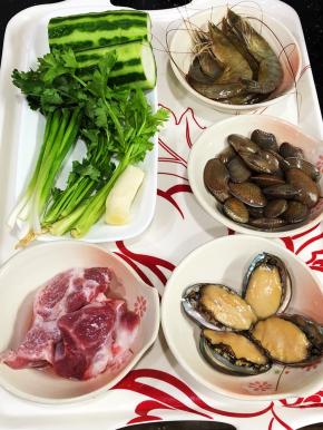 这次准备了鲍鱼，虾，花甲，瘦肉。如果喜欢还可以加鱿鱼（今天没买到），准备丝瓜、芹菜、葱 、姜、蒜头，还可以加一些冬瓜（我今天忘记买了）