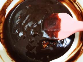 一分钟后还有少许巧克力没有完全融化