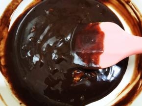 一分钟后还有少许巧克力没有完全融化