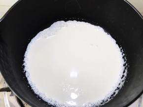小火煮至淡奶油微沸冒泡