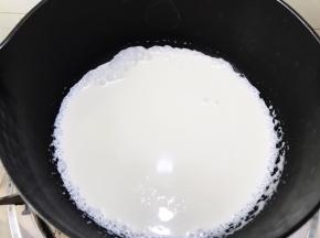 小火煮至淡奶油微沸冒泡