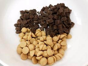 干净无水的碗里放入巧克力