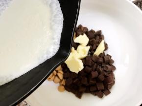 趁热倒入巧克力碗里，盖上一个盘子闷1分钟