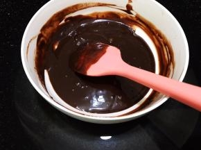 隔热水搅拌至融化，水温不能过高会油水分离哦