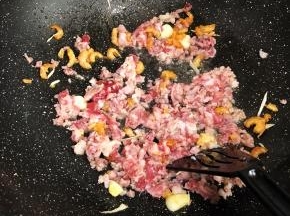 加入肉碎继续翻炒。