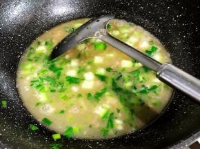 捞起虾仁鲍鱼，放入丝瓜、冬菜煮一下下就好，关火放入葱花香菜芹菜。把这鲜美的汤加入饭中。