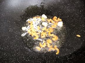 起油锅，放入姜丝、蒜头粒，爆香，接着放虾米炒香。