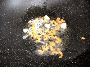 起油锅，放入姜丝、蒜头粒，爆香，接着放虾米炒香。