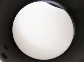 淡奶油装入奶锅里