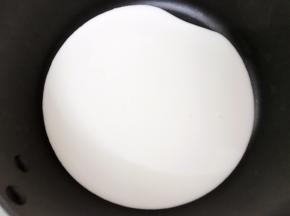 淡奶油装入奶锅里