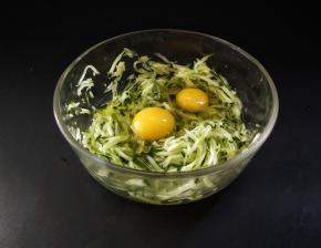 把鸡蛋打入黄瓜丝中