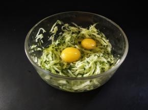 把鸡蛋打入黄瓜丝中