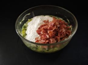 下面粉、培根、清水