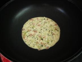 倒入锅中，转动锅子，让它均匀的铺上一层。