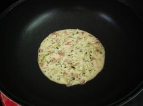 倒入锅中，转动锅子，让它均匀的铺上一层。