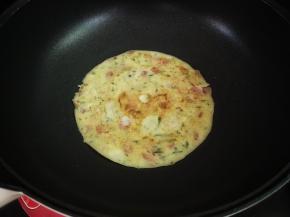 小火烙制表面凝固定型，翻面烙几秒即可