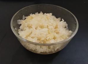 银耳泡开，然后用手撕成小朵，再把它装入开水壶或者保温的瓶中，倒入开水，盖上盖子，放置一个晚上，第二天再煮的话，很容易就能熬出胶了。