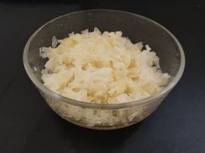 银耳泡开，然后用手撕成小朵，再把它装入开水壶或者保温的瓶中，倒入开水，盖上盖子，放置一个晚上，第二天再煮的话，很容易就能熬出胶了。