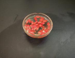 枸杞浸泡五分钟洗净。