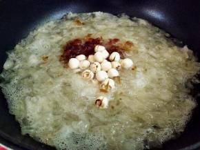 再把银耳和水一块儿倒入锅里面，加入桃胶和莲子最小火闷煮30分钟
