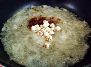 再把银耳和水一块儿倒入锅里面，加入桃胶和莲子最小火闷煮30分钟