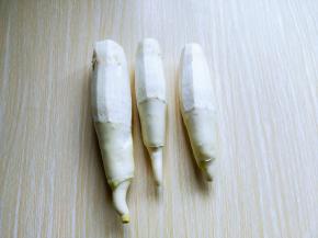 茭白去掉外皮，洗干净。