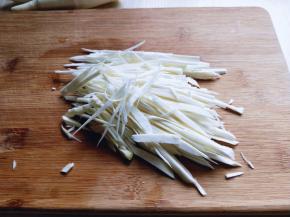 之后再切茭白丝。