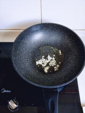 起油锅，加入切好的蒜炒香。