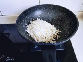 再加入茭白丝。