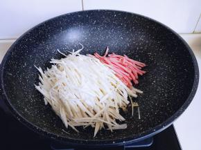 加入培根丝，翻炒均匀。