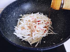 滴入生抽，加入适量纯净水，烧开小火焖炒2分钟。