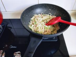 翻炒1分钟即可出锅。