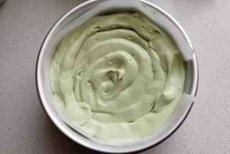 然后再把剩下的抹茶慕斯糊挤在上面，用抹刀稍微抹平表面后放入冰箱冷藏至表面凝固，最好能隔夜。