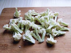 有机花菜切小朵。