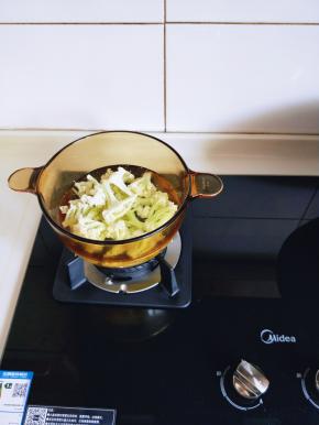 将有机花菜焯水，水烧开后加入花菜。