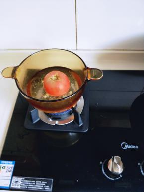 翻过来烫一下取出去皮，切小块。